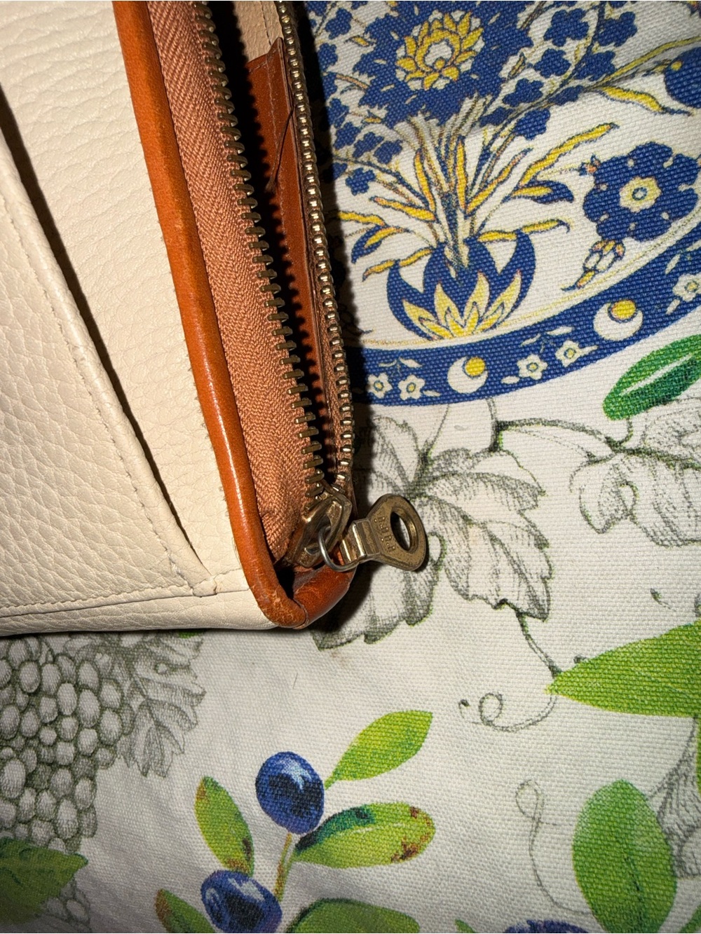 Vtg Mini Zipa-Long Wallet Cream Pebbled Leather w/ Tan Trim - Picture 5 of 7